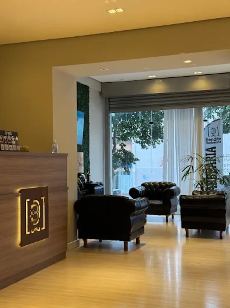 Lounge de espera com poltronas de couro e logo iluminada