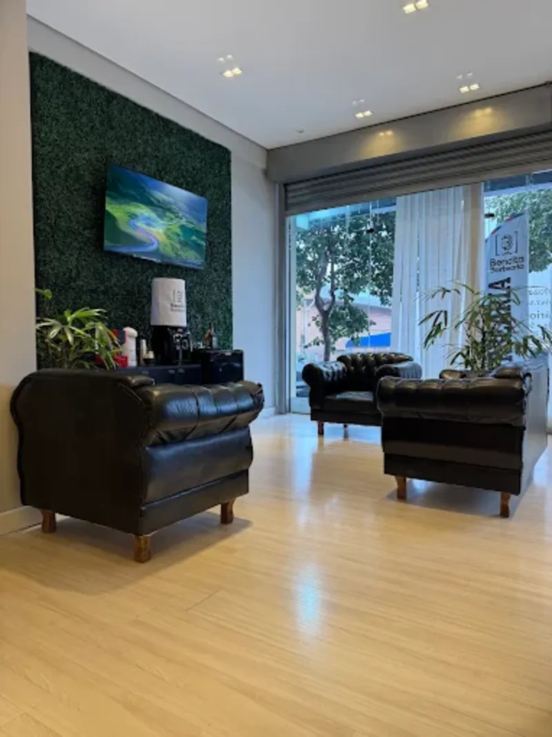Sala de estar com parede verde e poltronas Chesterfield