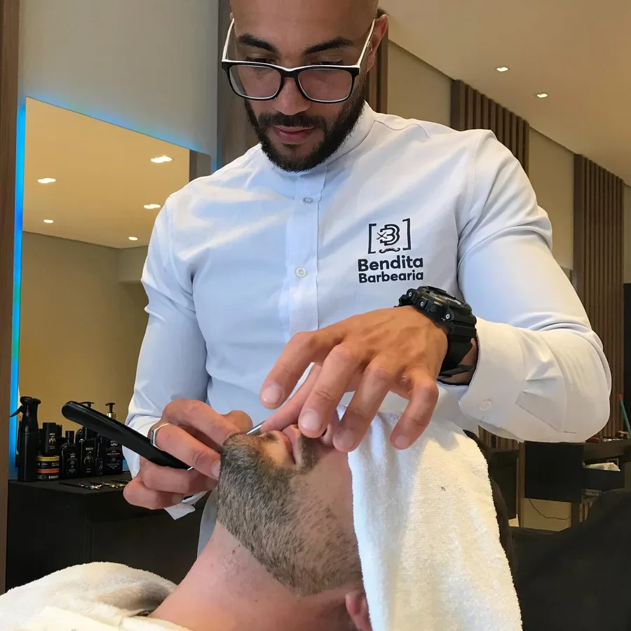 Barbeiro da Bendita fazendo o acabamento da barba na navalha